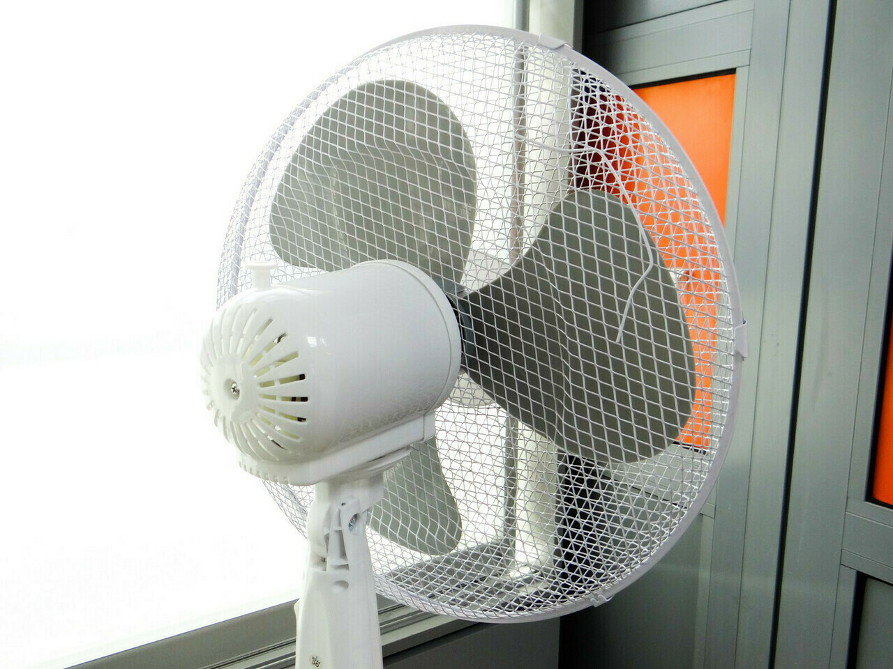 wentylator-stojacy-vesta-esf01n-zalaczone-wyposazenie-brak