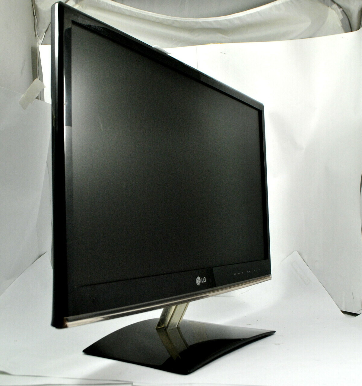 monitor-lg-m50d-led-z-tunerem-telewizyjnym-stan-uzywany