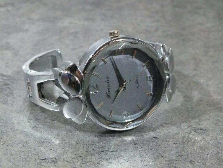 zegarek-kamelia-kolsrebrny-stan-uzywany