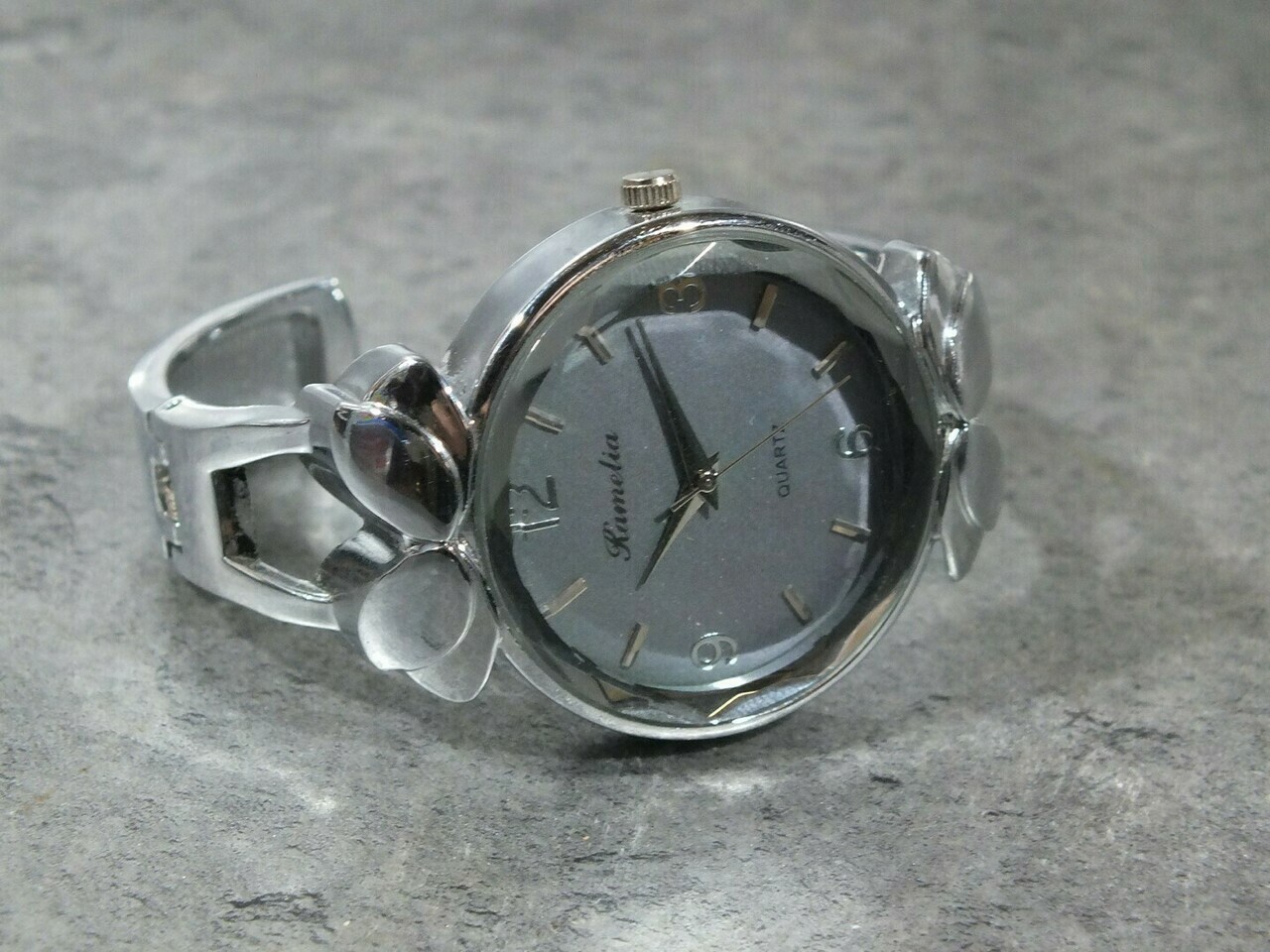 zegarek-kamelia-kolsrebrny-stan-uzywany