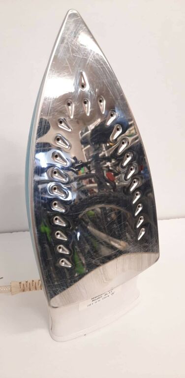 zelazko-holden-model-00