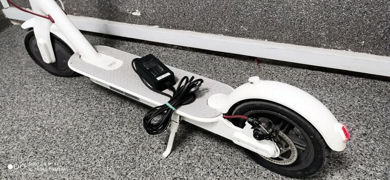 hulajnoga-elektryczna-xiaomi-mijia-m365-biala-kolor-bialy