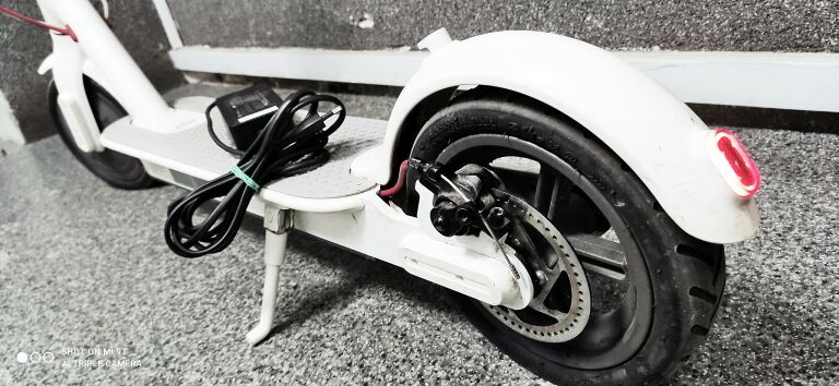 hulajnoga-elektryczna-xiaomi-mijia-m365-biala-model-mijia-m365