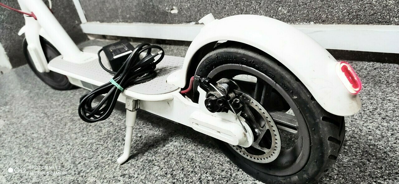 hulajnoga-elektryczna-xiaomi-mijia-m365-biala-model-mijia-m365