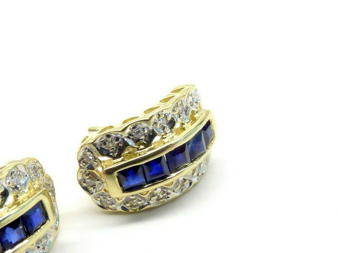 piekne-zlote-kolczyki-z-szafirami-i-diamentami-cechy-brak