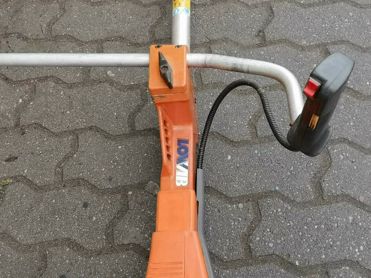 kosa-spalinowa-podkaszarka-husqvarna-245r-27-km-waga-narzedzia-5