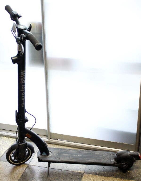 hulajnoga-elektryczna-bmw-e-scooter-bmw-kolor-czarny