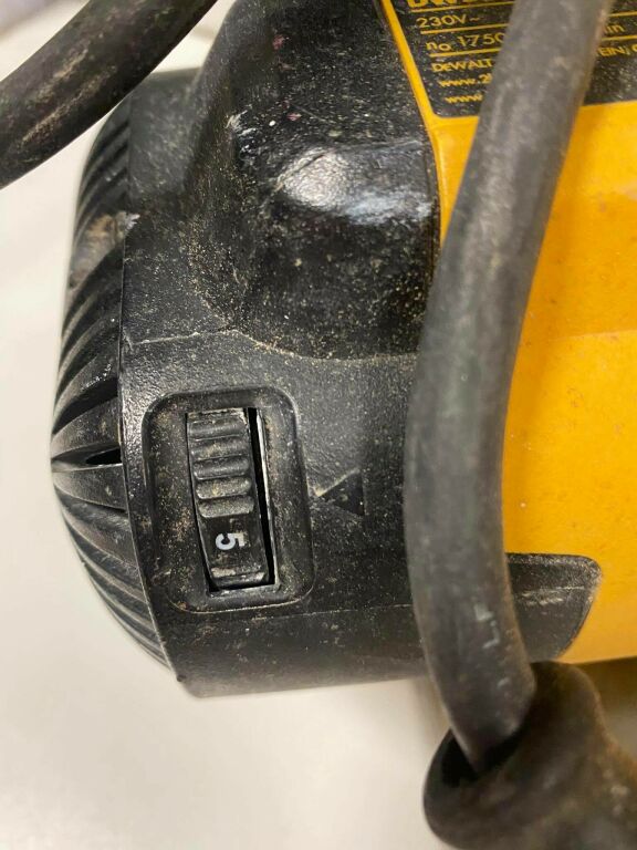 ZAGŁĘBIARKA DEWALT DWS520 QS WALIZKA