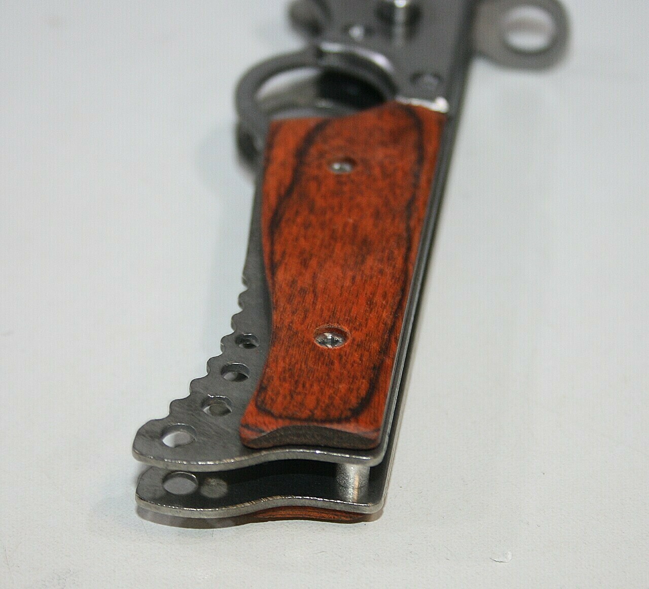 noz-sprezynowy-z-uchwytem-na-palec-model-00