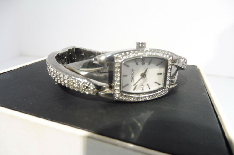 zegarek-dkny-damski-krysztalki-pudelko-wodoszczelnosc-brak