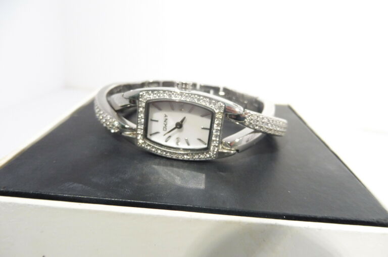 zegarek-dkny-damski-krysztalki-pudelko-mechanizm-kwarcowy