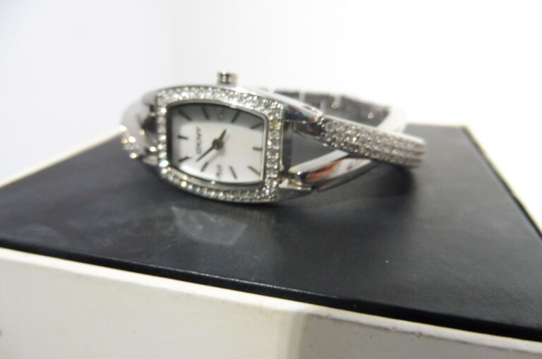 zegarek-dkny-damski-krysztalki-pudelko-rodzaj-analogowe