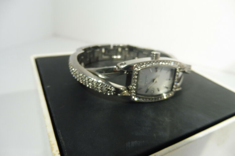 zegarek-dkny-damski-krysztalki-pudelko-ksztalt-koperty-prostokatna