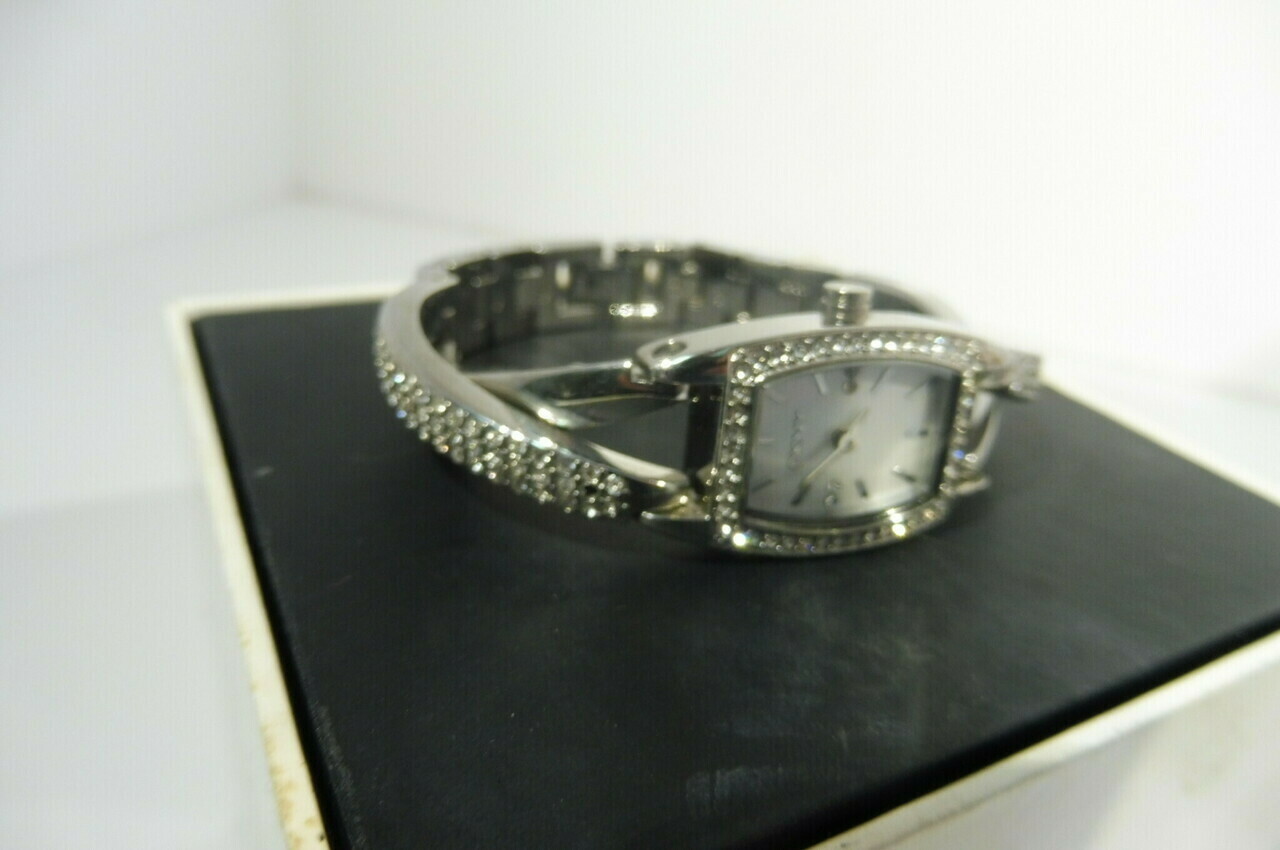 zegarek-dkny-damski-krysztalki-pudelko-ksztalt-koperty-prostokatna