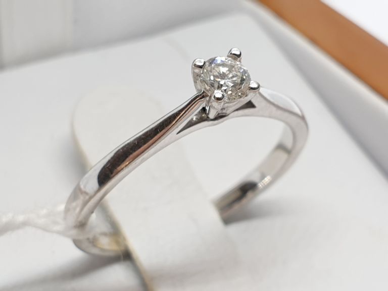 pierscionek-z-diamentem-017ct-stan-uzywany