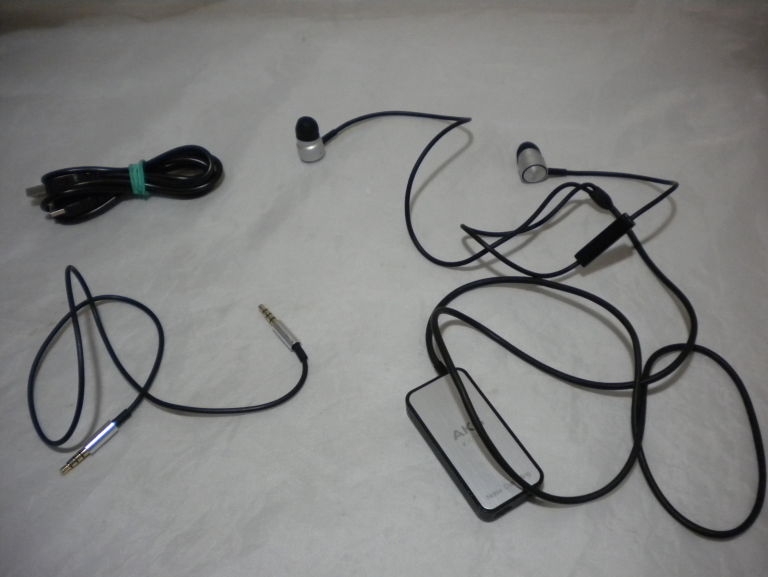 SŁUCHAWKI DOKANAŁOWE AKG K 391 NC OPIS
