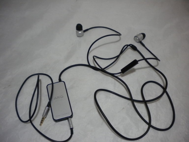 SŁUCHAWKI DOKANAŁOWE AKG K 391 NC OPIS