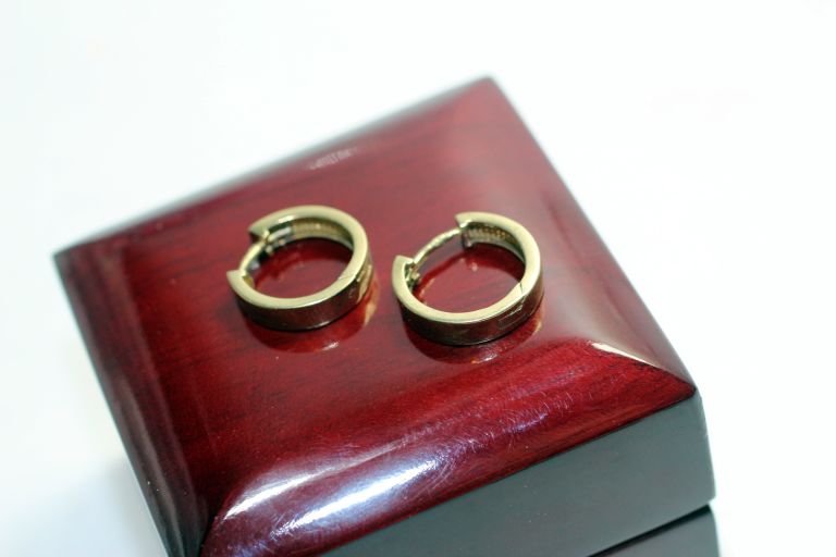 zlote-kolczyki-zamkniety-bigiel-333-8k-351g-material-zloto