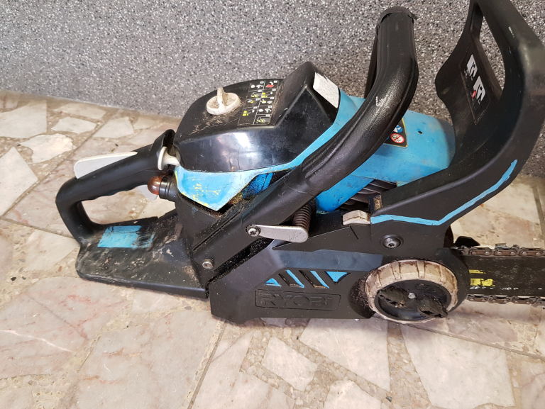 pila-lancuchowa-ryobi-zasilanie-spalinowe