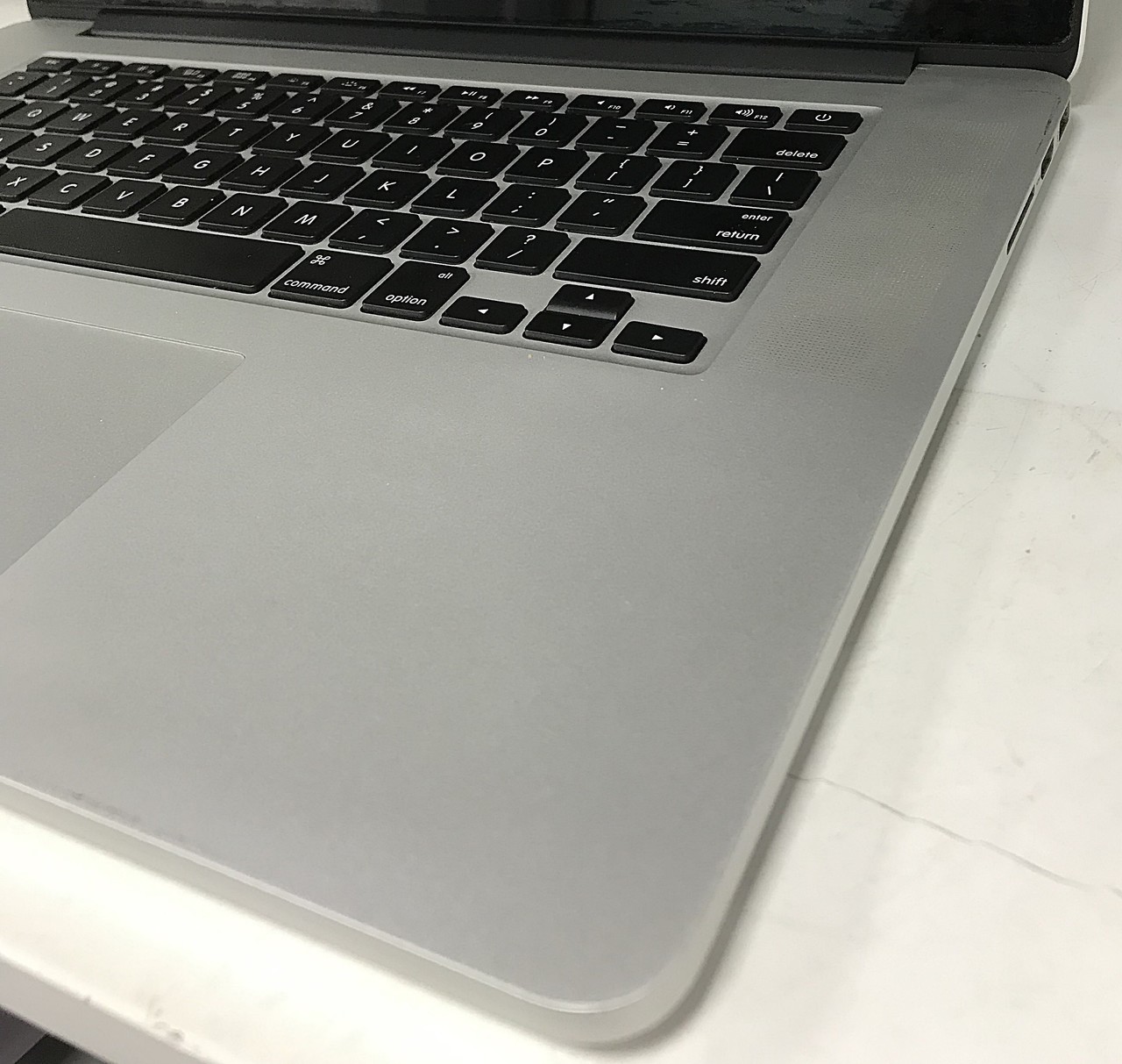 apple-macbook-pro-a1398-ladowarkapudelko-model-apple-macbook-pro-a1398