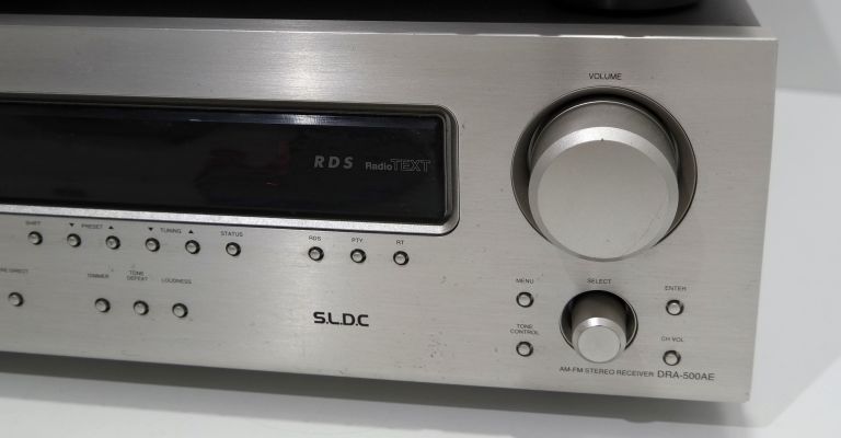AMPLITUNER DENON DRA-500AE - OPIS