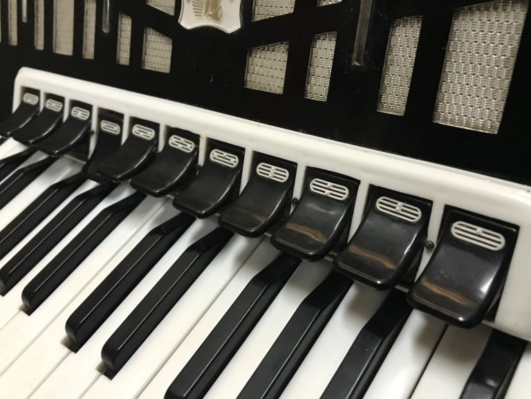 akordeon-carmen-120-basow-kod-producenta-120