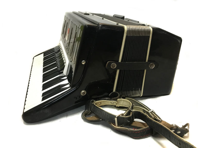 akordeon-carmen-120-basow-marka-carmen