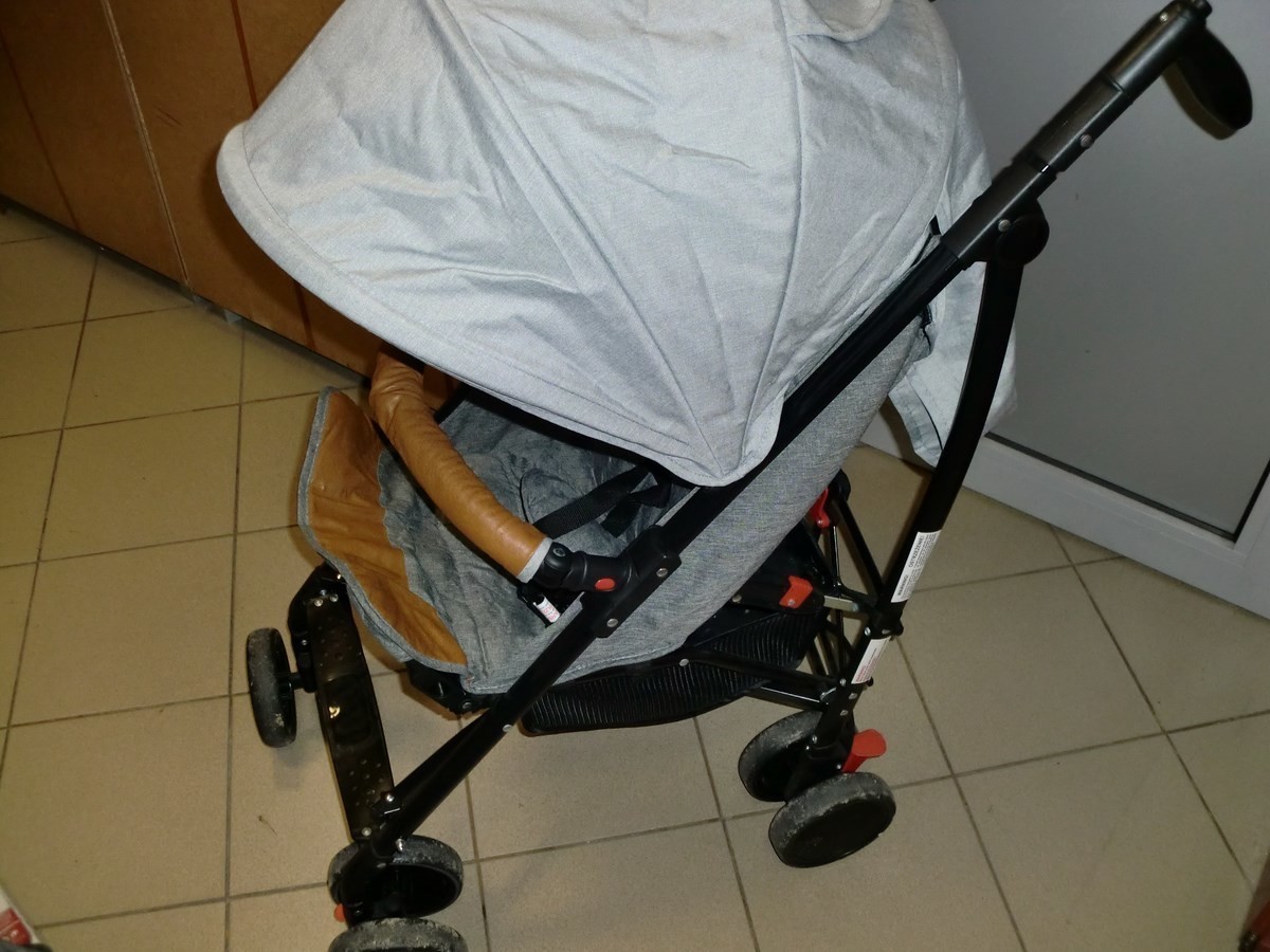 wozek-dzieciecy-spacerowka-kolor-odcienie-szarosci-i-srebra