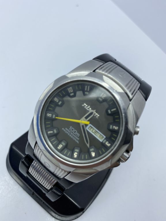 Nixon wanderlust the clearance rover