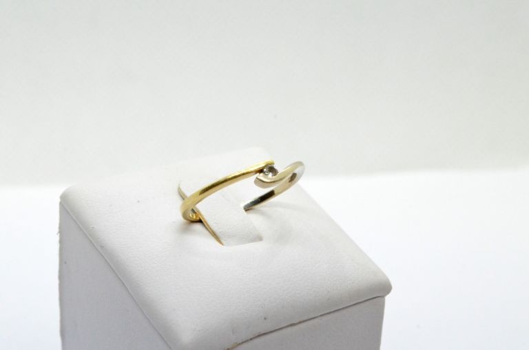 pierscionek-kolor-dominujacy-zloty