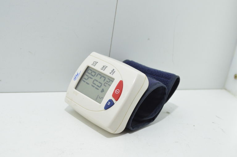 cisnieniomierz-nadgarstkowy-elta-bm-101n-waska-2-laziska-gorne