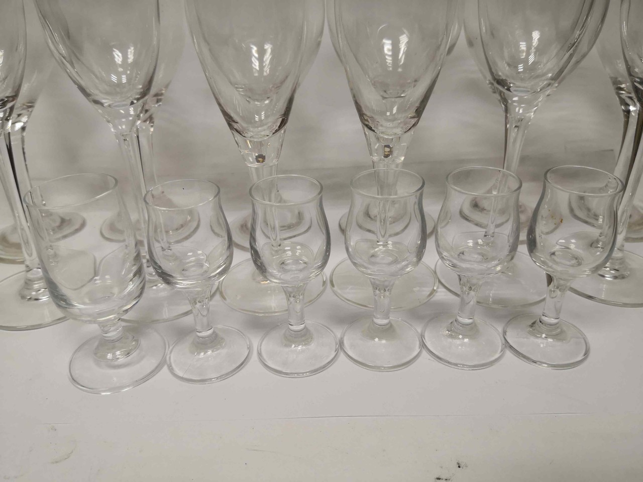 zestaw-szklanych-kieliszkow-stan-uzywany