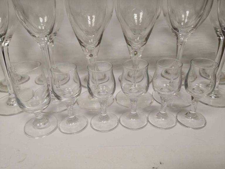 zestaw-szklanych-kieliszkow-stan-uzywany