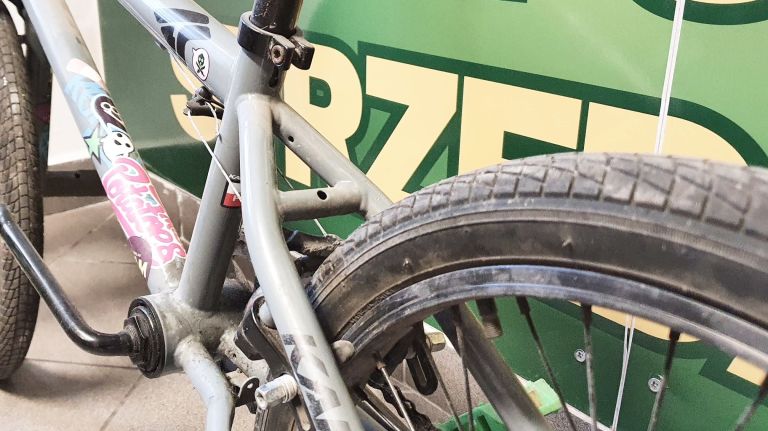 ROWER WYCZYNOWY BMX SIWY Z PEGAMI KARBON