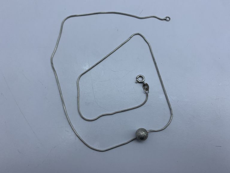 zjawiskowy-srebrny-lancuszek-z-kulka-443925-stan-uzywany