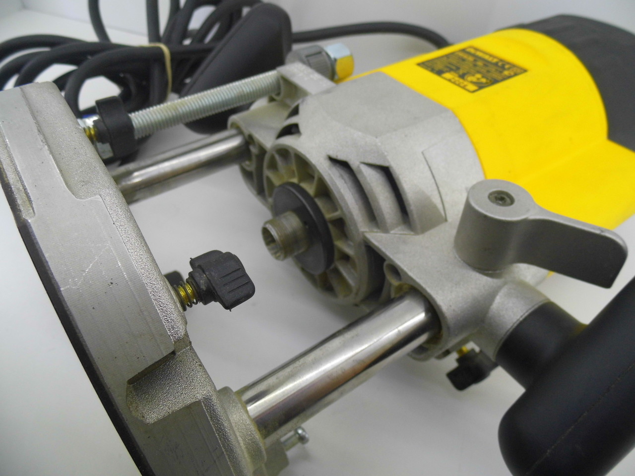 dw626-dewalt-frezarka-gornowrzecionowa-2300w-maksymalna-liczba-obrotow-bez-obciazenia-21000