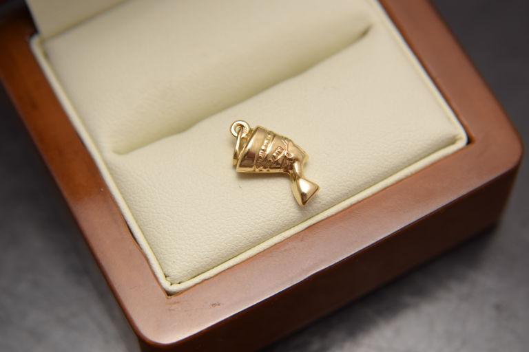 zlota-zawieszka-nefretete-p-585-058g-stan-uzywany