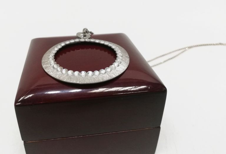 przesliczny-srebrny-naszyjnik-kolor-dominujacy-srebrny