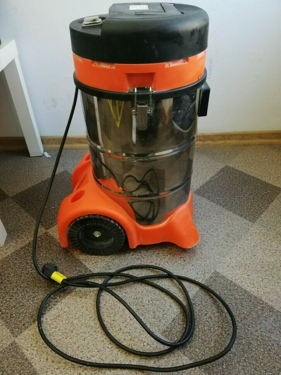 bass-polska-odkurzacz-przemyslowy-35l-1600-wat-stan-uzywany