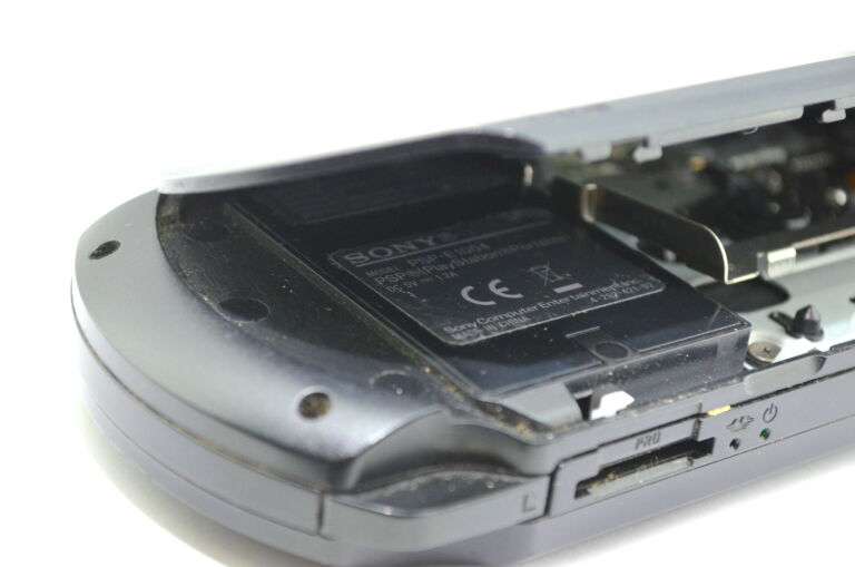ZESTAW! KONSOLA PSP E-1004 CASE! GRY!