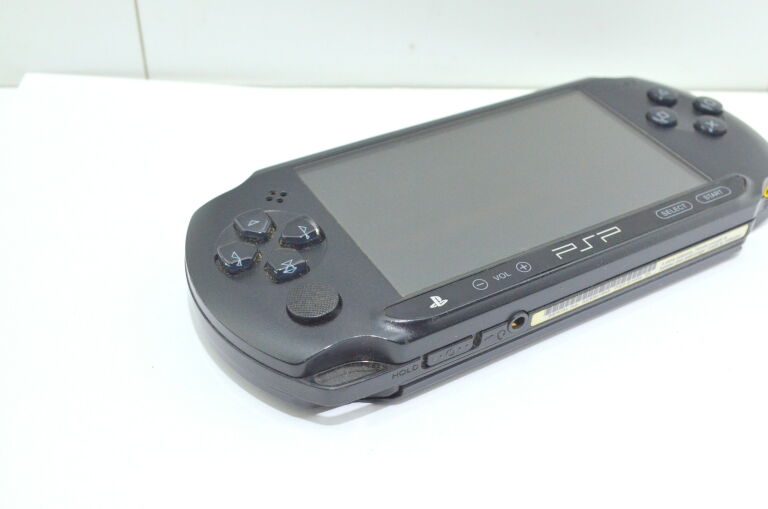 ZESTAW! KONSOLA PSP E-1004 CASE! GRY!