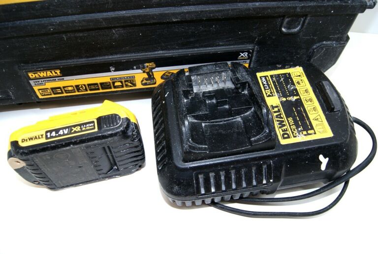 WKRĘTARKA DEWALT DCD732 DWIE BATERIE ŁADOWARKA