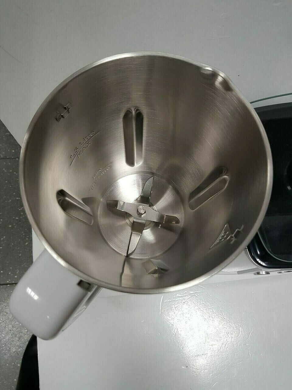 robot-bio-cook-kolor-dominujacy-bialy