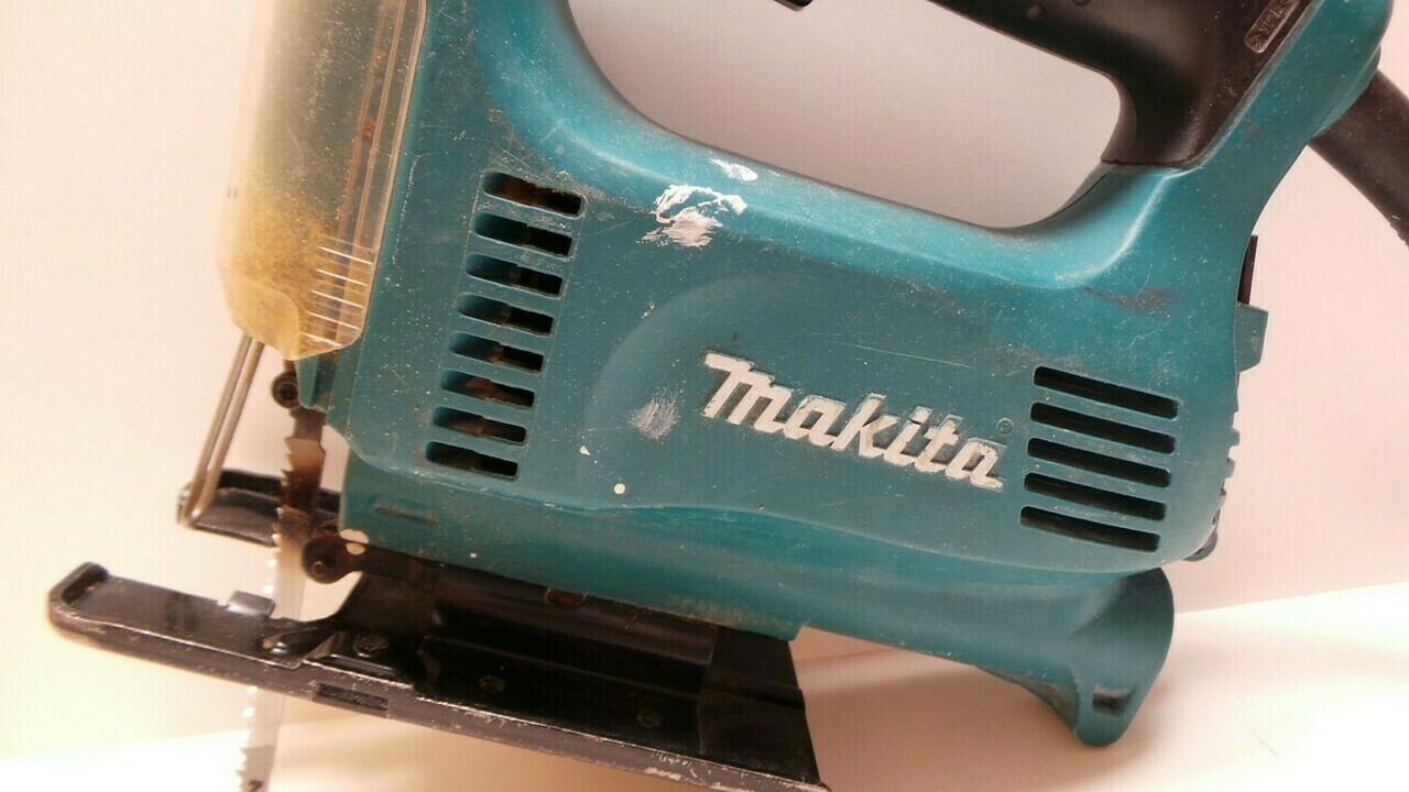 wyrzynarka-makita-4329-rodzaj-silnika-silnik-szczotkowy