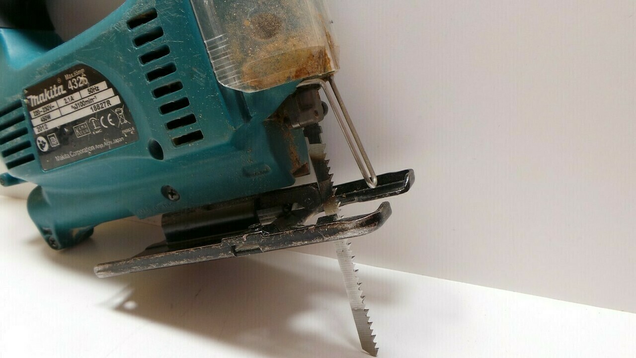 wyrzynarka-makita-4329-mocowanie-brzeszczotu-chwyt-typu-t