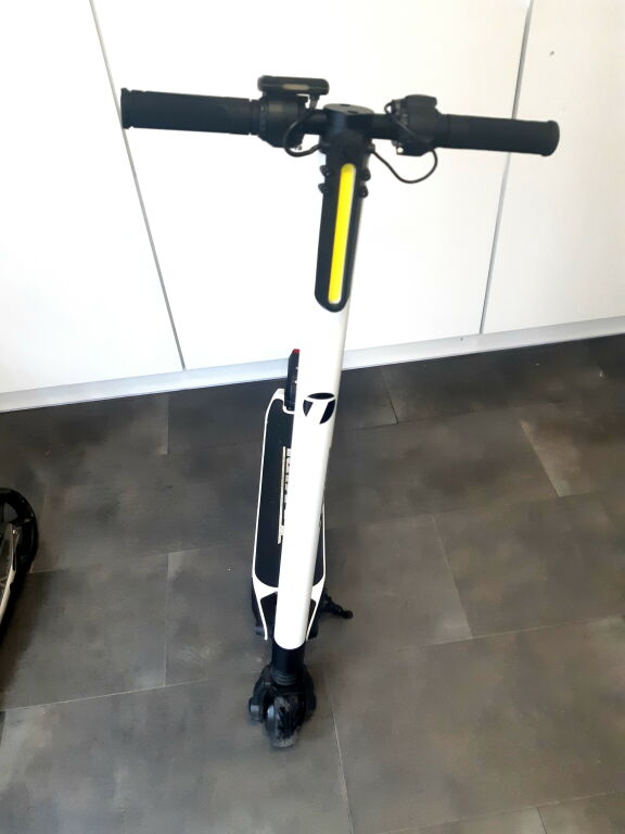 hulajnoga-elektryczna-takira-biala-stan-uzywany