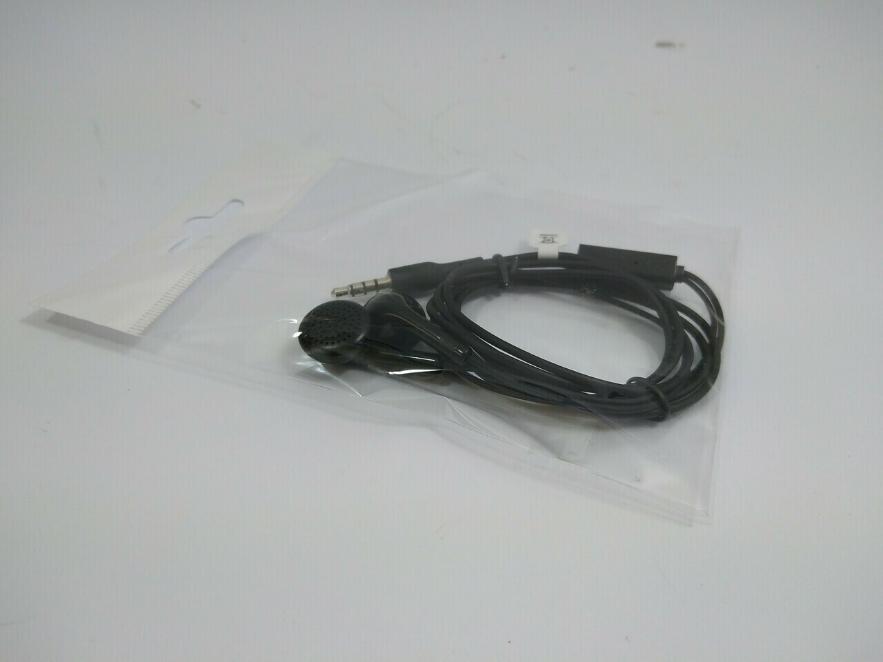 sluchawki-douszne-czarne-biale-osiedle-czecha-96-poznan