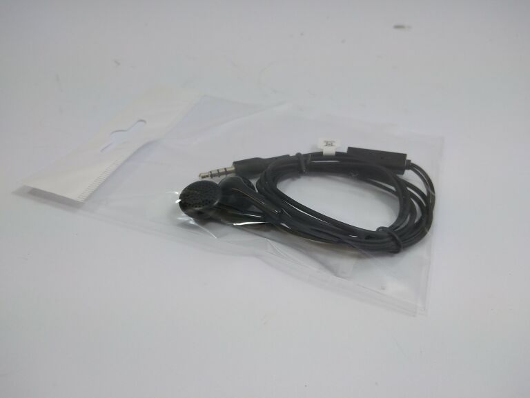 sluchawki-douszne-czarne-biale-osiedle-czecha-96-poznan