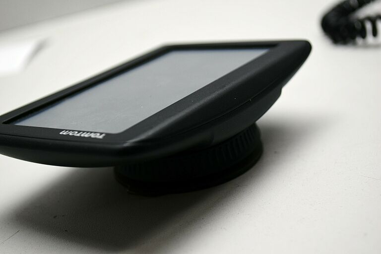 nawigacja-samochodowa-tomtom-4en42-marka-tomtom