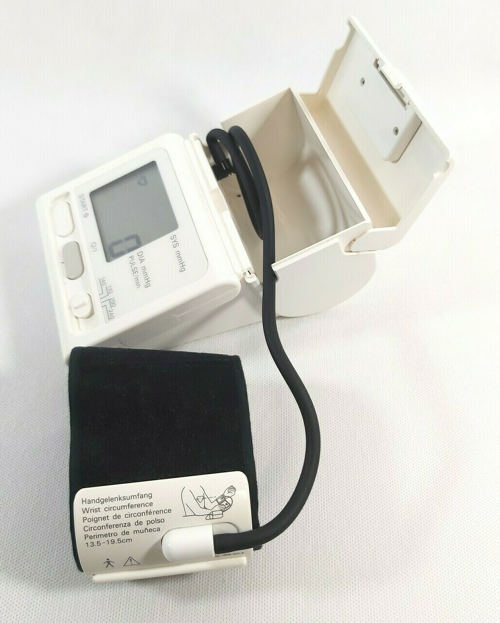 ciesnienomierz-omron-r1-hem-601-e-miejsce-pomiaru-nadgarstek